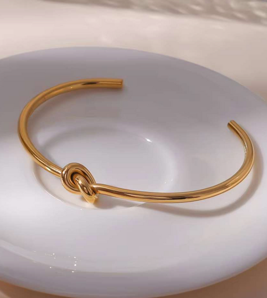 Twist Affair Bangle